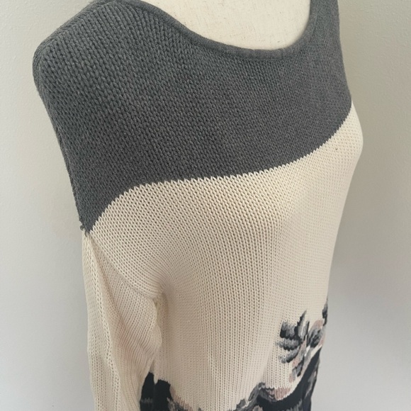 Women's Colorblock Floral Sweater - Picture 4 of 8